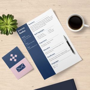 CV professionnel en Suisse posé sur un bureau avec plante, café et carte de visite, mise en page moderne et épurée